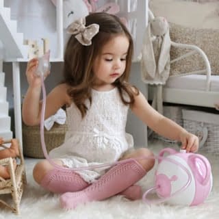 Ein schickes kleines Mädchen mit dem rosaroten Nosiboo Pro elektrischen Baby Nasensauger