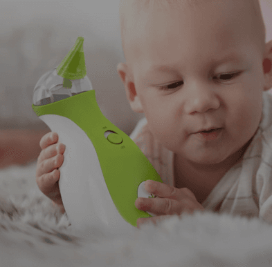 Spielen Sie das Video ab, das die Verwendung des tragbaren Baby Nasensaugers Nosiboo Go zeigt