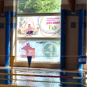 Die Anzeige von Nosiboo in dem Fenster einer städtischen Schwimmhalle.