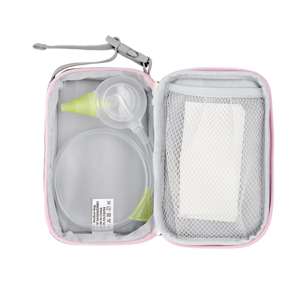 Eine geöffnete Nosiboo Bag Hygienetasche mit einem manuellen Nosiboo Eco Baby Mundnasensauger bepackt