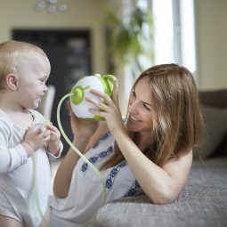 Öffnen Sie das Bild eines kleinen Jungen und seiner Mutter spielend mit dem innovativen Nosiboo Pro elektrischen Baby Nasensauger