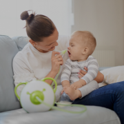 Ein kleiner Junge und seine Mutter mit einem innovativen Nosiboo Pro elektrischen Baby Nasensauger